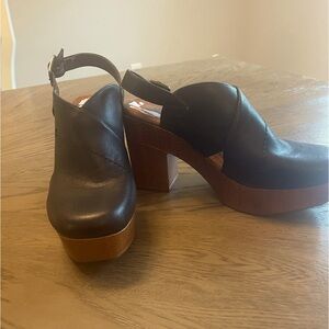 White Mountain Thalia Platform Heel Clogs